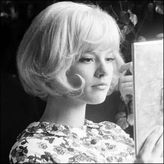  L'ami des mauvais jours, de mes jours d'ennui, sera pour la vie mon meilleur ami. De qui parle cette chanteuse fran�aise d'origine bulgare ?