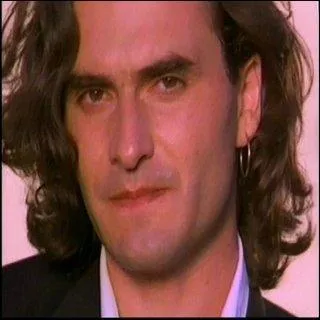 Qui s'arrange pour ne pas y penser quand il chante :  Je n'ai pas d'ami comme toi, non, non, non, pas d'autre ami comme toi.   ?