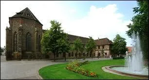 Je vous emmne au Muse Unterlinden, dans lequel nous verrons entre autres le retable d'Issenheim. Ce muse se situe dans la ville de ...