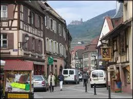 Nous nous promenons dans les rues de cette commune du Haut-Rhin, notamment connue pour son march de Nol mdival. Nous sommes dans les rues ...