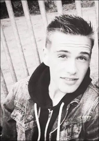 Comment Tal est elle habille dans la musique  A l'international , quand elle est devant son public ?