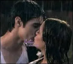 Sur cette photo, qui a embrass Martina Stoessel ?