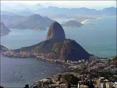 A quelle altitude culmine le Pain de Sucre  Rio de Janeiro ?