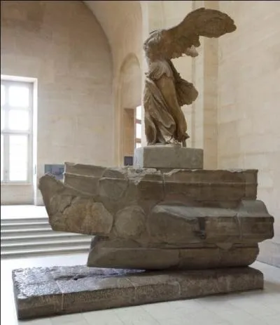 Par qui et en quelle anne, la clbre statue surnomme la  Victoire de Samothrace  fut-elle dcouverte ?