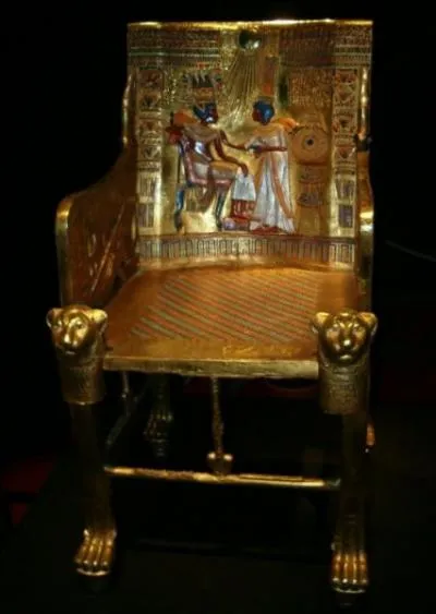 Comment s'appelle ce meuble o sont assis a priori les monarques ?