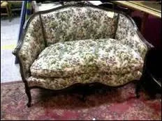 Quel est le nom de ce canap o l'on peut se faire face en mettant ses jambes sur le ct ?