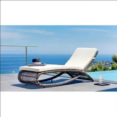 Comment s'appelle ce meuble de dtente qu'on trouve souvent dans le voisinage d'une piscine l't ?