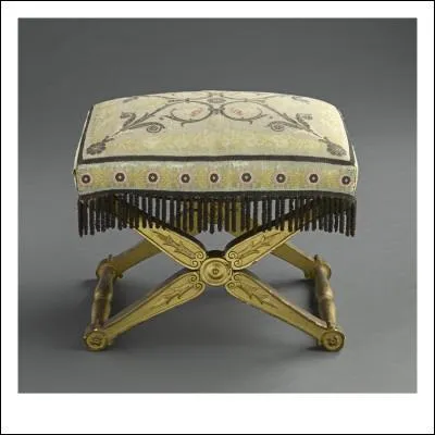 Quel est le nom de ce petit sige pliant, du XVIIIme sicle, parfois trs artistement dcor ?