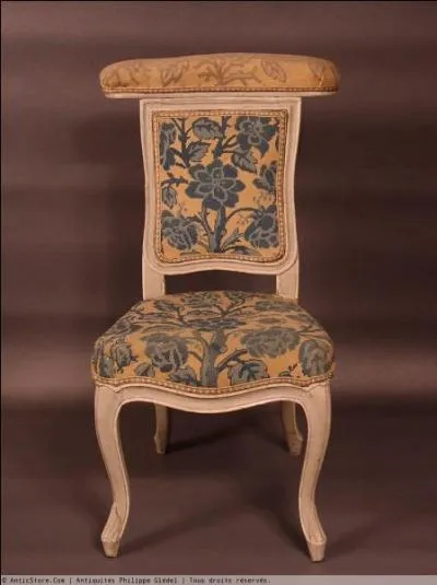 Quel est le nom de ce meuble n au milieu du XVIIIme sicle, dot d'un dossier garni d'une manchette sur laquelle s'accoudaient les spectateurs d'une partie de cartes, assis sur le sige  califourchon, et la poitrine touchant le dossier ?