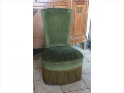 Cette chaise basse  haut dossier tait souvent dispose devant l'tre. Comment l'appelle-t-on ?