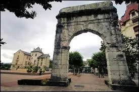 O se trouve l'Arc romain de Campanus ?