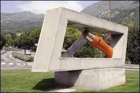 Je vous prsente le plus grand Opinel du monde. Il se trouve au milieu d'un rond-point de la ville ...