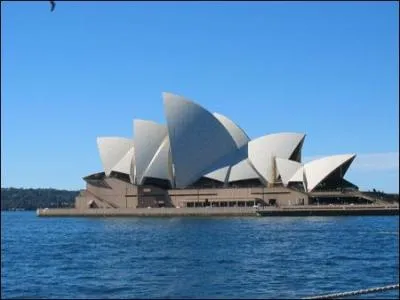 C'est le monument le plus connu d'Ocanie. Il se situe  Sydney mais qu'est-ce donc ?