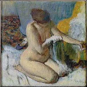 Femme s'essuyant sur son lit.