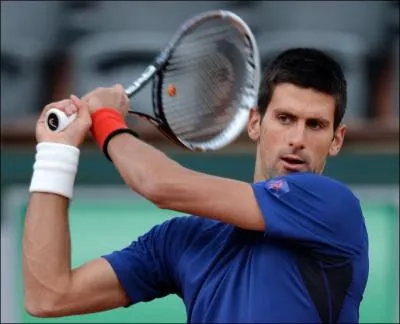 Lequel des trois noms de ce joueur de tennis est le bon ?