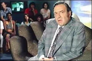 Comment s'appelle cet excellent acteur, truculent Tricatel dans  L'aile ou la cuisse  ?