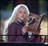 Quand Harry la rencontre, elle lit son journal  l'envers, pour :