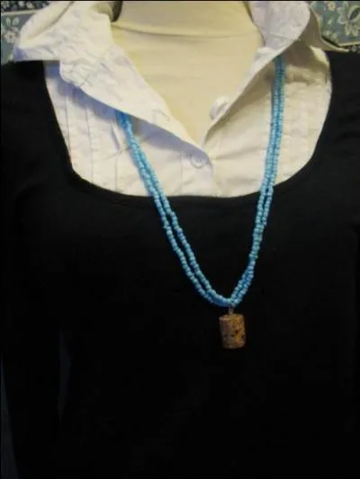 Elle possde un collier en :