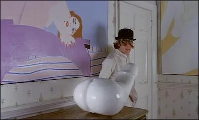 Dans  Orange m�canique  de Stanley Kubrick, o� Alex (Malcom McDowell) trouve-t-il cet imposant p�nis de d�coration ?
