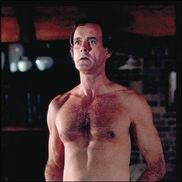 Et c'est parti pour une petite s�quence de  cache-zizi  ! Dans  Un poisson nomm� Wanda , Archie Leach (John Cleese) parade tout nu tout en parlant le russe quand il est surpris par la famille de l'appartement dans lequel il se trouve, il se cache alors le sexe avec un cadre. Que contient ce cadre ?