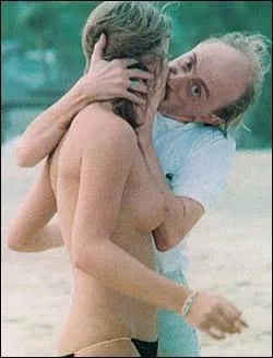 Jean-Claude Dusse power ! Dans  les Bronz�s , il se fait balancer tout nu dans l'eau. Comment dissimule-t-il son zizi en sortant de l'eau ?