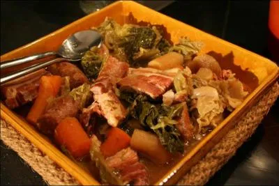 Traditionnellement quel vin accompagne la pote auvergnate ?