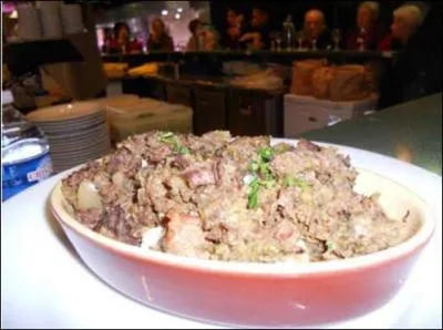 Quel est ce plat de Saint-Gilles-du-Gard autrefois pris par les bateliers du Rhne confectionn  partir de paleron de boeuf marin dans du vin blanc( on place sur un fond d'huile d'olive, des oignons, la viande recouverte d'ail, des anchois, des cornichons et des cpres en plusieurs et on recouvre de marinade puis on passe au four) ?