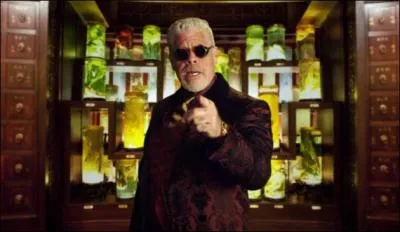 Que dit Hannibal Chau en sortant du ventre du bb kaiju ?