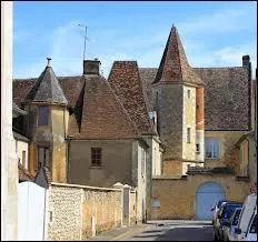 Je me promne dans les rues de la commune centrienne (ou centriste) de Saint-Jean-Pierre-Fixte. Je suis dans le dpartement n...