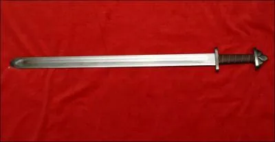 Cette pe nordique possde une lame  double tranchant et un pommeau fort en acier massif qui est trs utile dans les situations de combat rapproch, quelle est sa dsignation ?