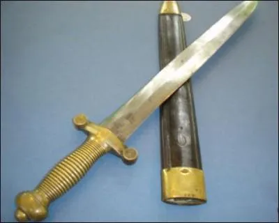 C'est un modle d'pe du Moyen ge courte, large et forte, c'tait l'pe utilise par les gens du peuple pour se dfendre, quelle est donc sa dsignation ?