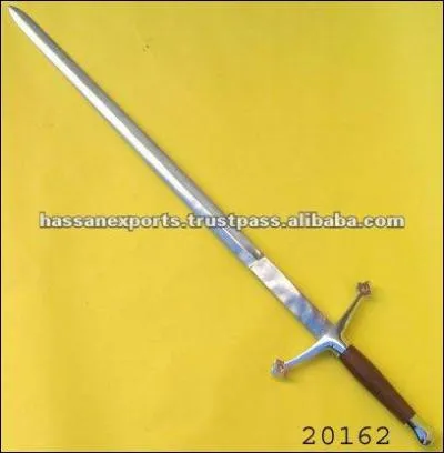 Comment s'appelle cette pe qui tait choisie par les Highlanders cossais et qui possde une lame large et une prise  deux mains ?