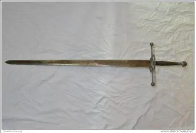 Cette arme est l'une des plus grandes pes fonctionnelles ayant jamais exist, elle pouvait atteindre deux mtres, mais quel est son principal nom ?