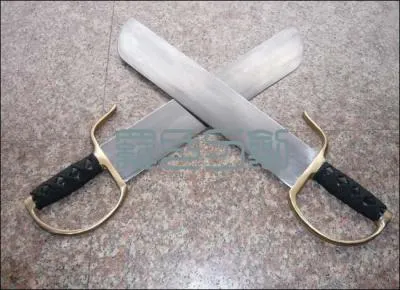 Ces pes courtes sont gnralement utilises en paire par un adepte du kung-fu, elles sont un bon compromis offensif et dfensif, quel est leur nom ?