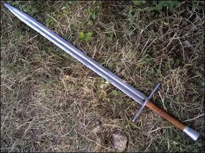 Appele aussi l'pe  une main et demie, car le combattant tenait aussi l'pe avec la main gauche et donc ne pouvait plus porter son bouclier, quel est son nom usuel ?