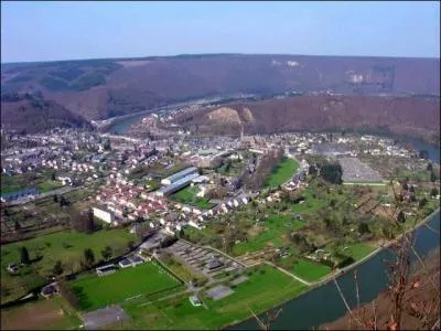 Fumay, surnomm  la cit de l'ardoise  est une ville du dpartement :