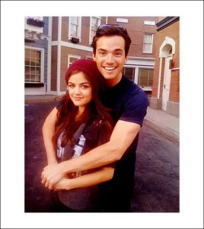 O se sont rencontrs Aria et Ezra Fitz ?