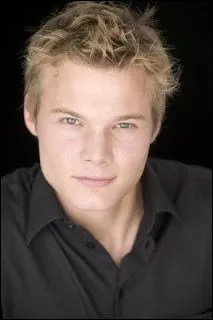 Comment s'appelle le premier petit copain de Hanna au dbut de la srie ?