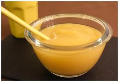  l'origine, le terme dsignait des fruits cuits, soit entiers, soit en quartiers, de manire  conserver leur forme. On a volu vers une prparation ralise avec des fruits cuits ou frais et peu de sucre. De quoi s'agit-il ?