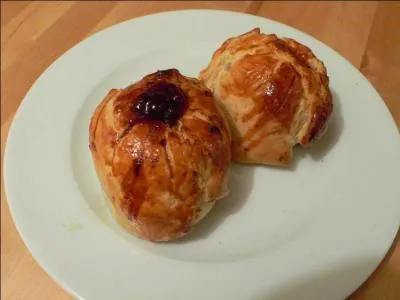 Quel est ce dessert normand, o l'on creuse une pomme, on remplit la cavit d'un mlange confiture et calvados, on entoure d'une pte, on dore  l'uf, puis on met au four ?