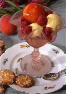 Comment appelle-t-on cette prparation de glace invente par Escoffier, avec fruits, coulis, chantilly ... , pour une cantatrice qui a donn son nom au dessert ?