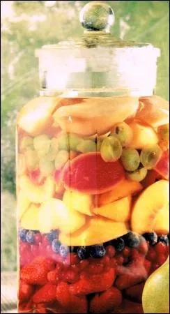 Quelle est cette prparation qui se fait sur l'anne et qui consiste  mettre une couche de fruits et de sucre au fur et  mesure des saisons dans un grand bocal, en couvrant d'alcool  chaque fois ?