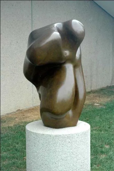 Quel est le nom de ce sculpteur et pote surraliste qui donna  ses uvres des formes abstraites trs particulires ?