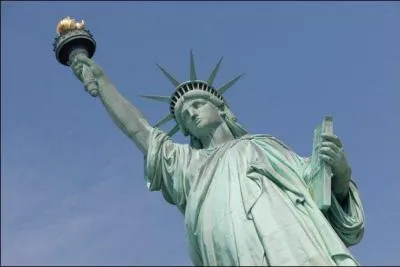 On lui doit  La libert clairant le monde , mais aussi  Le lion de Belfort  et moult chefs-d'uvres. Qui est-ce ?