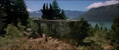 Lors de la bataille d'Amon Hen, de quoi Boromir sauve-t-il Merry et Pippin ?