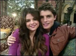 Quel est le prnom du petit ami d'Alex ? (sur la photo)