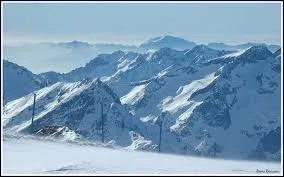 Quelle chane de montagnes se trouve prs de l'Italie ?