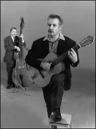 Dans une chanson, il dit qu'elles sont bien mal embouches. De quoi parle-t-il ?