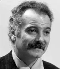 Devant qui s'est-il fait tout petit ?