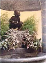 Voici madame Manneken-Pis, cette statuette-fontaine existe bel et bien  Bruxelles. Comment s'appelle-t-elle ?